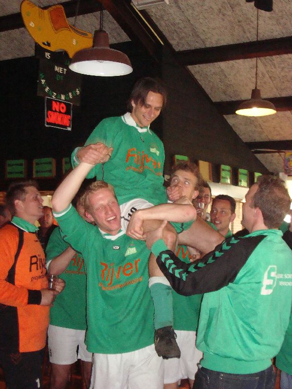 Aanvoerder Michiel Boers (meest gewaardeerde speler van het hele seizoen) op de schouders van zijn teamgenoten.